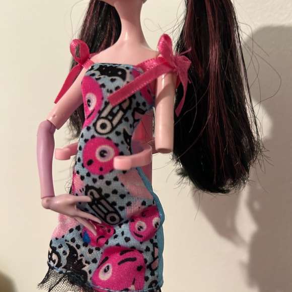 Monster High Doll Draculaura (G1) in Emoji Mattel (G2) clothing - Picture 4 of 6